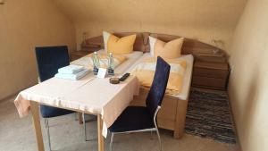 um quarto com uma cama, uma mesa e cadeiras em Gasthaus Krone em Pforzheim