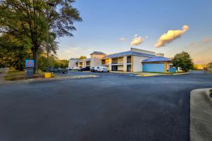 un estacionamiento frente a un hotel en Motel 6-Ashland, VA en Ashland