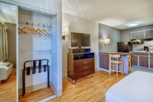 a room with a bed and a kitchen at Studio 6-Phoenix, AZ - Deer Valley in Phoenix