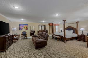 Habitación de hotel con cama y TV en Best Western Plus Wooster Hotel & Conference Center, en Wooster