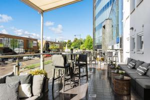 - un balcon avec une table et des chaises dans un bâtiment dans l'établissement Best Western Plus John Bauer Hotel, à Jönköping