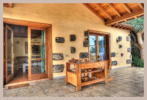 una oficina con escritorio de madera y ventana en Finca Cebollino, en La Orotava