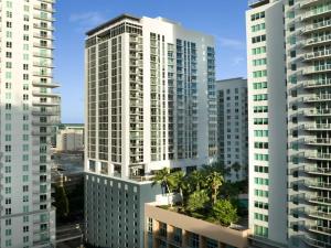 une vue aérienne sur les grands bâtiments d'une ville dans l'établissement YOTELPAD Miami, à Miami