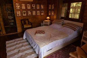 um quarto com uma cama grande e uma cadeira em Eco-Resort Parco Botanico Fiorlago em Mergozzo