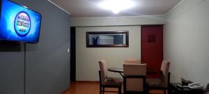 comedor con mesa y TV en la pared en Departamento Jesus Maria, en Lima