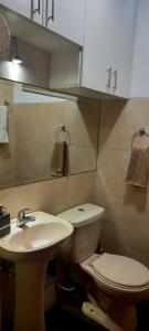 y baño con aseo y lavamanos. en Departamento Jesus Maria, en Lima