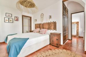 1 dormitorio con 1 cama blanca grande en una habitación en Casa Sol Y Aire - vakantievilla in dorp met privé zwembad, en Pinos del Valle