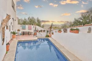- une piscine dans l'arrière-cour d'une maison dans l'établissement Casa Sol Y Aire - vakantievilla in dorp met privé zwembad, à Pinos del Valle