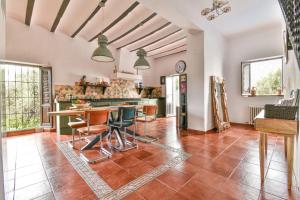 - une cuisine avec une table et des chaises dans la chambre dans l'établissement Casa Sol Y Aire - vakantievilla in dorp met privé zwembad, à Pinos del Valle