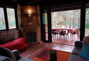 sala de estar con chimenea y mesa de comedor en Un rincón en Huasca de Ocampo "El Principio", en Huasca de Ocampo