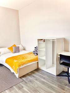 een kleine slaapkamer met een bed en een bureau bij Stay Inns in Birmingham