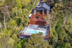 an aerial view of a house with a swimming pool at Maison Blanc Lodge in Auckland