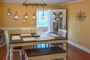 Mynd úr myndasafni af Lakefront Macon Home with Pool, Dock and Fishing! í Macon