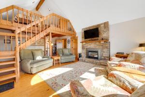 un soggiorno con scala e camino di Tranquility House a Banner Elk