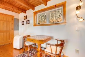 una sala da pranzo con tavolo, sedie e una finestra di Tranquility House a Banner Elk