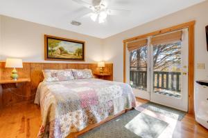 una camera da letto con un letto e una finestra di Tranquility House a Banner Elk