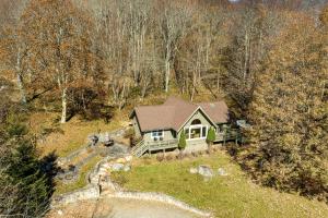 una vista aerea di una casa nel bosco di Tranquility House a Banner Elk