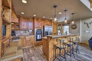 Η κουζίνα ή μικρή κουζίνα στο Colorado Lodge with Mtn Views - 3 Mi to Winter Park!