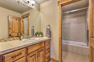 Ένα μπάνιο στο Colorado Lodge with Mtn Views - 3 Mi to Winter Park! +22 φωτογραφίες