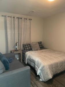 Uma cama ou camas num quarto em Stunning & cozy freshly renovated 2 bedroom basement unit