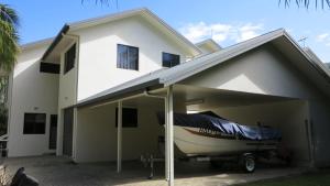 un barco está estacionado en el garaje de una casa en Sol Y Olas Sun and Waves, en Arcadia