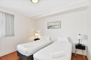 Postel nebo postele na pokoji v ubytování Coast Apartments 7 + 3 fotografie
