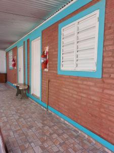 Habitación con pared, ventana y banco. en Departamentos La Familia en Mina Clavero