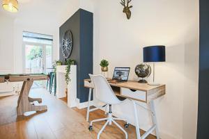 una oficina con escritorio y silla en Central House with Free Parking, Pool Table, Garden, Super-Fast Wifi and Smart TVs by Yoko Property, en Northampton
