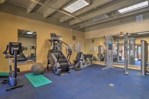 - une salle de sport avec tapis de course et machines dans l'établissement Beaver Run 1 Bedroom Condo, à Breckenridge