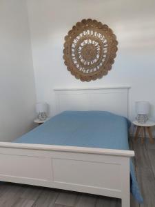 um quarto com uma cama e um espelho na parede em Casa Azul do Cerro em Campeiros
