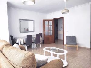 sala de estar con sofá y mesa en Apartamento Las Brisas, en Rincón de la Victoria