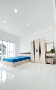 a white room with a bed and cabinets at Bangkok Private 4Bedrooms-Parking-Weekly Special Offer in Bangkok