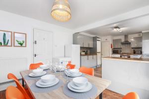 a dining room and kitchen with a table and chairs at Forester House - Spacious 4 Bedroom in Derby, City Centre in Derby