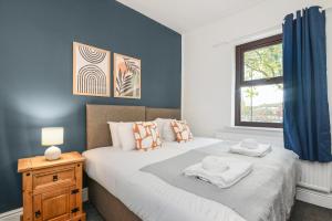 מיטה או מיטות בחדר ב-Forester House - Spacious 4 Bedroom in Derby, City Centre