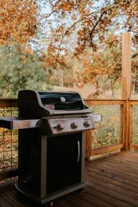 Pleasant Grove Cottages - Misty Mtn (#113) / Lazy Bear (#115) في Weaverville: جلسة شواء على السطح