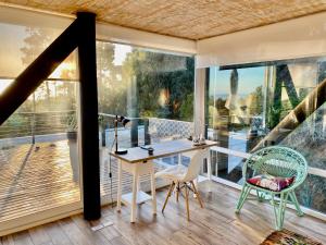 a home office with a desk and chairs on a balcony at Espectacular Loft en Zapallar in Zapallar