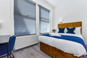 En eller flere senge i et værelse på Lovely 2 Bedroom Apartment in Greater London