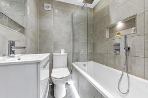倫敦的住宿－Lovely 2 Bedroom Apartment in Greater London，浴室配有卫生间、盥洗盆和淋浴。
