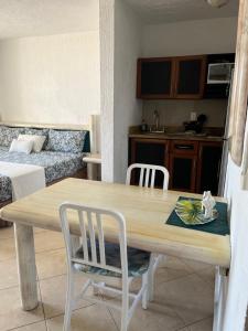 - Sala de estar con mesa de comedor y 2 sillas en Hermoso Depto con vista al mar en zona hotelera., en Cancún