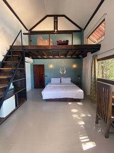 Chomjan Resort في كو فايام: غرفة نوم مع سرير بطابقين ودرج