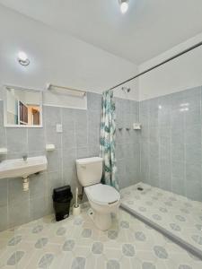 La salle de bains est pourvue de toilettes et d'un lavabo. dans l'établissement Single Fin Suites & Rooms La punta zicatela, à Brisas de Zicatela