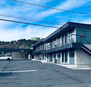 un aparcamiento vacío frente a un edificio en Quality Inn Durango en Durango