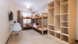Postel nebo postele na pokoji v ubytování RedDoorz Plus @ Cuarto Verde Staycation