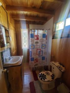 y baño con aseo y lavamanos. en Acogedora pieza privada en casa frente al mar y al parque el Pudu, en San Antonio de Chadmo