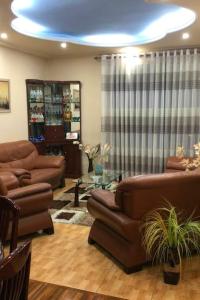 salon z brązowymi meblami i niebieskim sufitem w obiekcie Deluxe & Big Appartment City center w mieście Fier