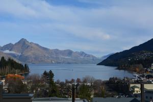 uitzicht op een meer met bergen op de achtergrond bij The Glebe Apartments in Queenstown