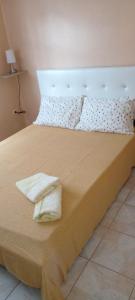 łóżko z dwoma ręcznikami na górze w obiekcie Baril O'thentik w mieście Saint-Philippe