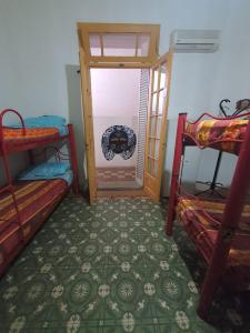 Letto o letti a castello in una camera di Hostel Morada Roots