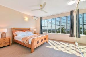 Ένα ή περισσότερα κρεβάτια σε δωμάτιο στο Lovely 3 Bedroom with harbour view