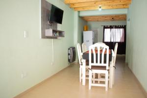 - une cuisine avec une table et des chaises dans la chambre dans l'établissement Aladdín Departamentos, à Luján de Cuyo